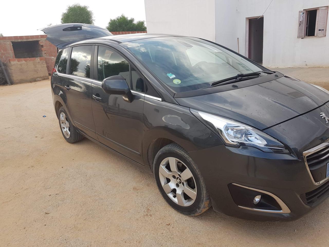 Peugeot 5008 - Tunisie