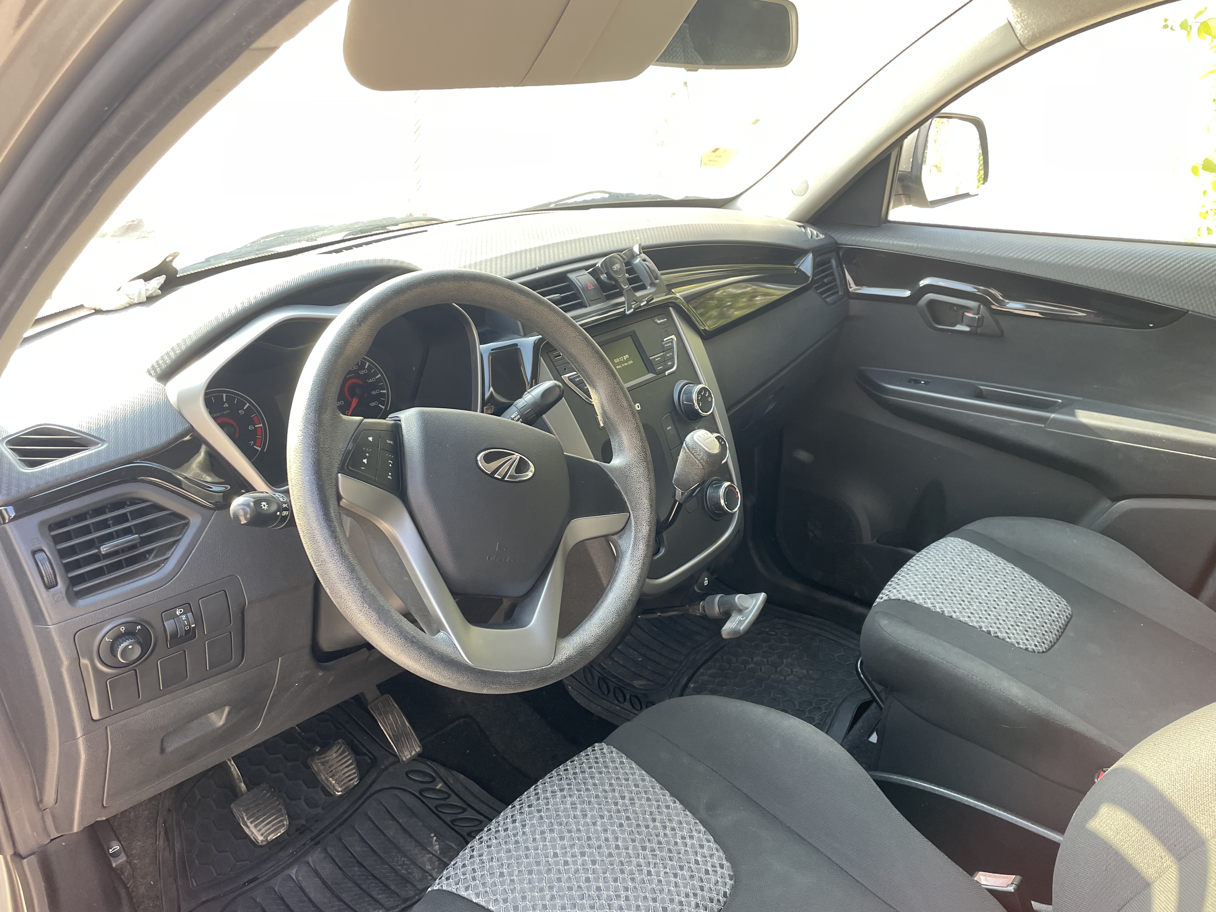 Ariana Ville&nbsp;Cite Ennasr 1&nbsp;Mahindra&nbsp;Autre Mod�le&nbsp;Dame vend kuv 100 en tres bonne etat