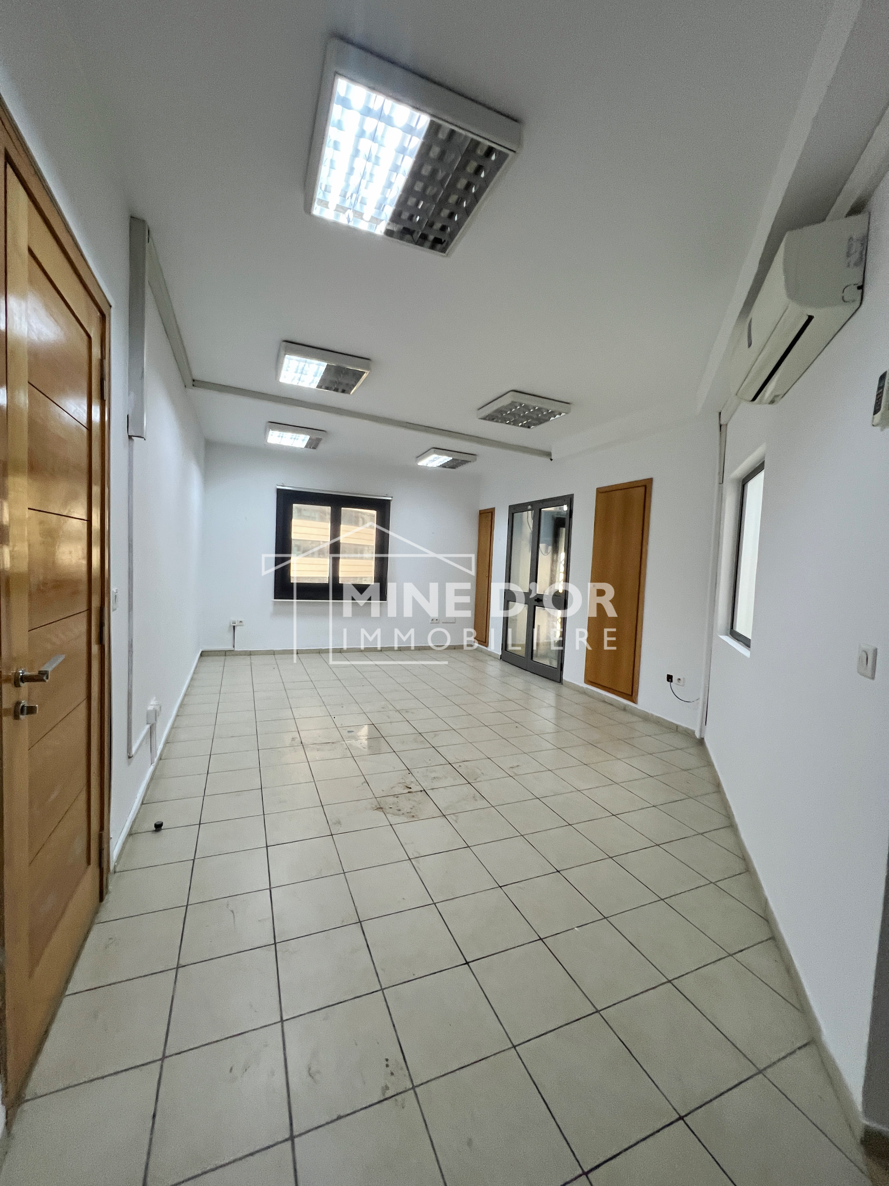 Cite El Khadra&nbsp;Zone urbaine nord&nbsp;Bureaux & Commerces&nbsp;Bureau&nbsp;Al bureau spacieux 240m au coeur centre urbain