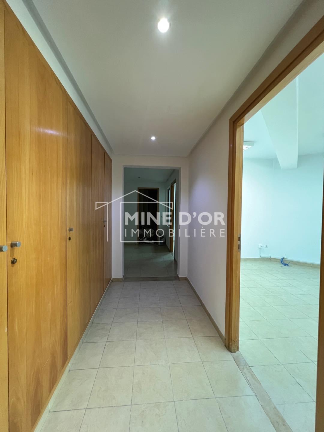 Cite El Khadra&nbsp;Zone urbaine nord&nbsp;Bureaux & Commerces&nbsp;Bureau&nbsp;Al bureau spacieux 240m au coeur centre urbain