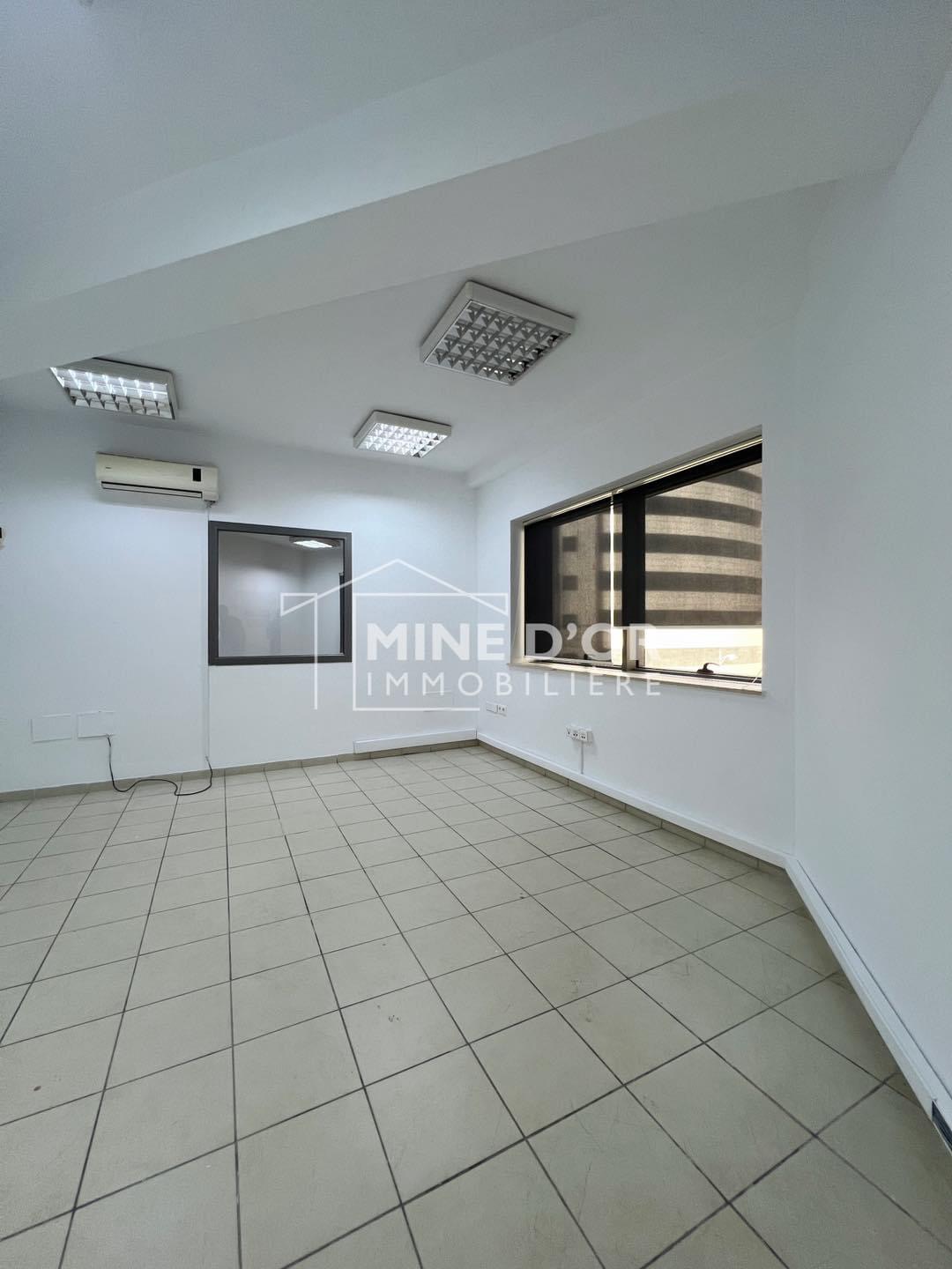 Cite El Khadra&nbsp;Zone urbaine nord&nbsp;Bureaux & Commerces&nbsp;Bureau&nbsp;Al bureau spacieux 240m au coeur centre urbain