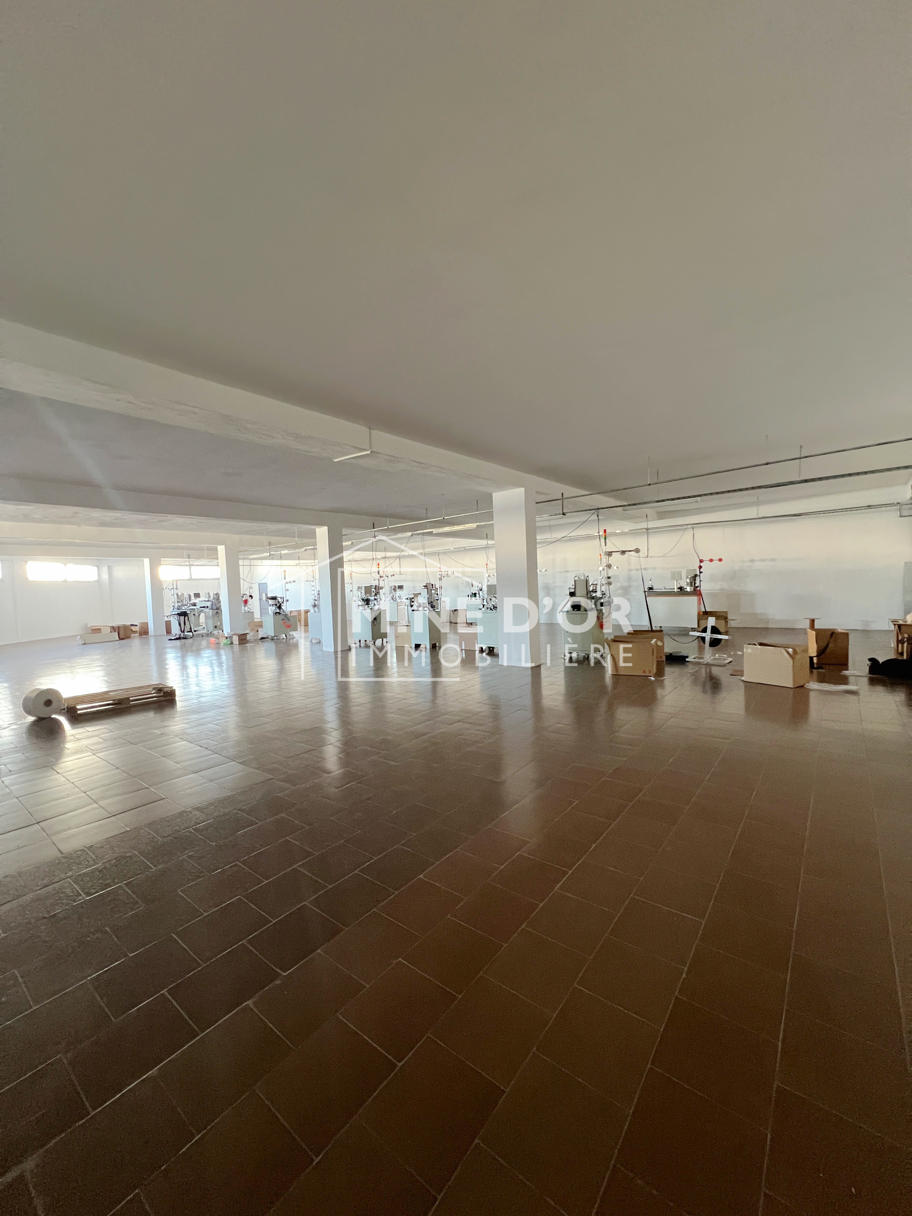 La Soukra&nbsp;Charguia 2&nbsp;Bureaux & Commerces&nbsp;Surfaces&nbsp;Al d�p�t au 1er �tage a charguia 2