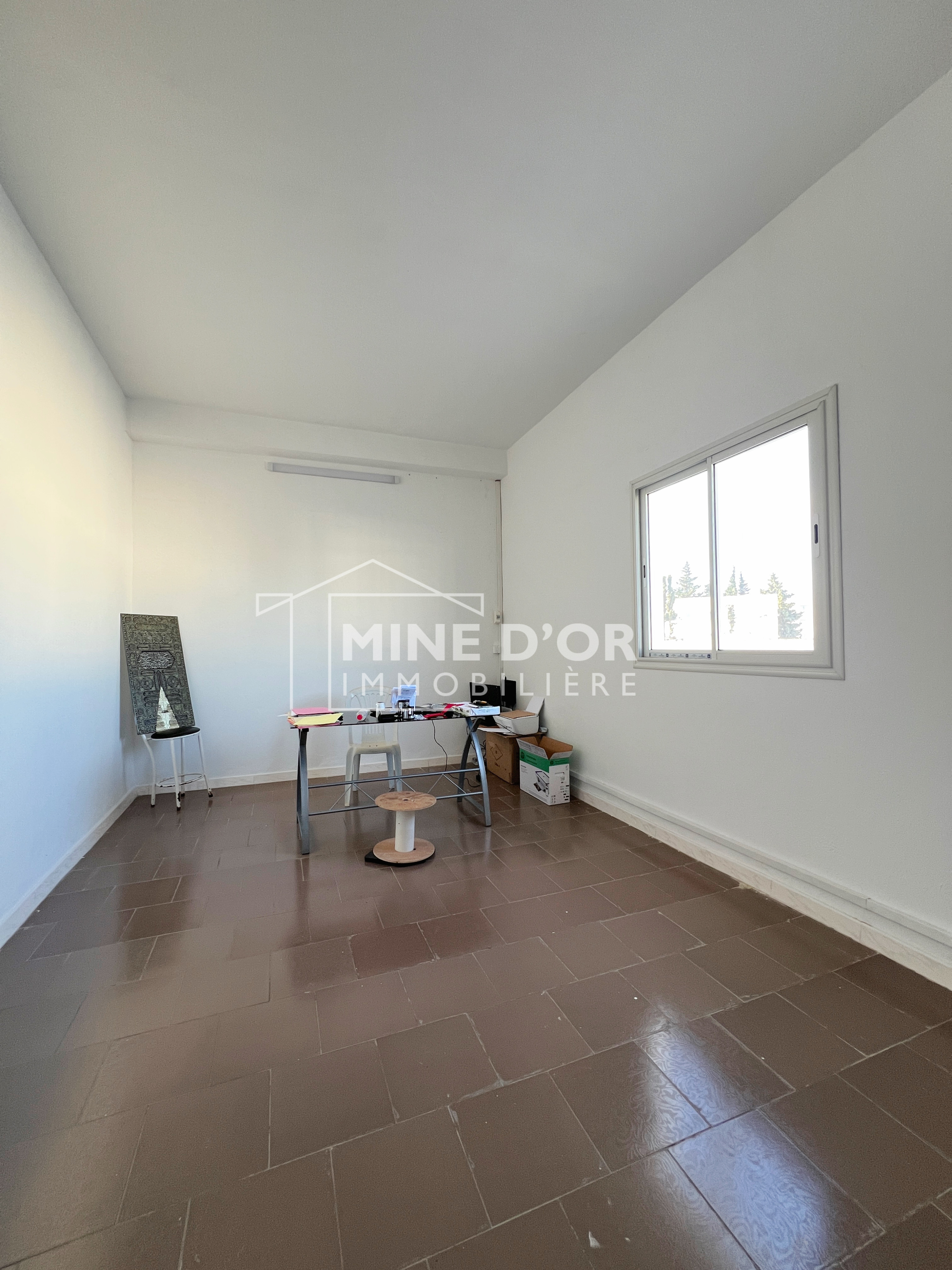 La Soukra&nbsp;Charguia 2&nbsp;Bureaux & Commerces&nbsp;Surfaces&nbsp;Al d�p�t au 1er �tage a charguia 2