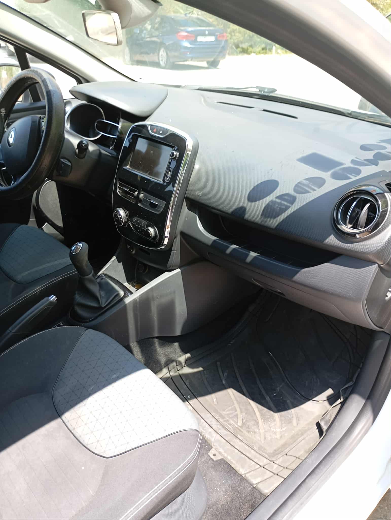 Ariana Ville&nbsp;El Menzah 6&nbsp;Renault&nbsp;Clio&nbsp;Clio 4 de couleur blanche en tr�s bon etat