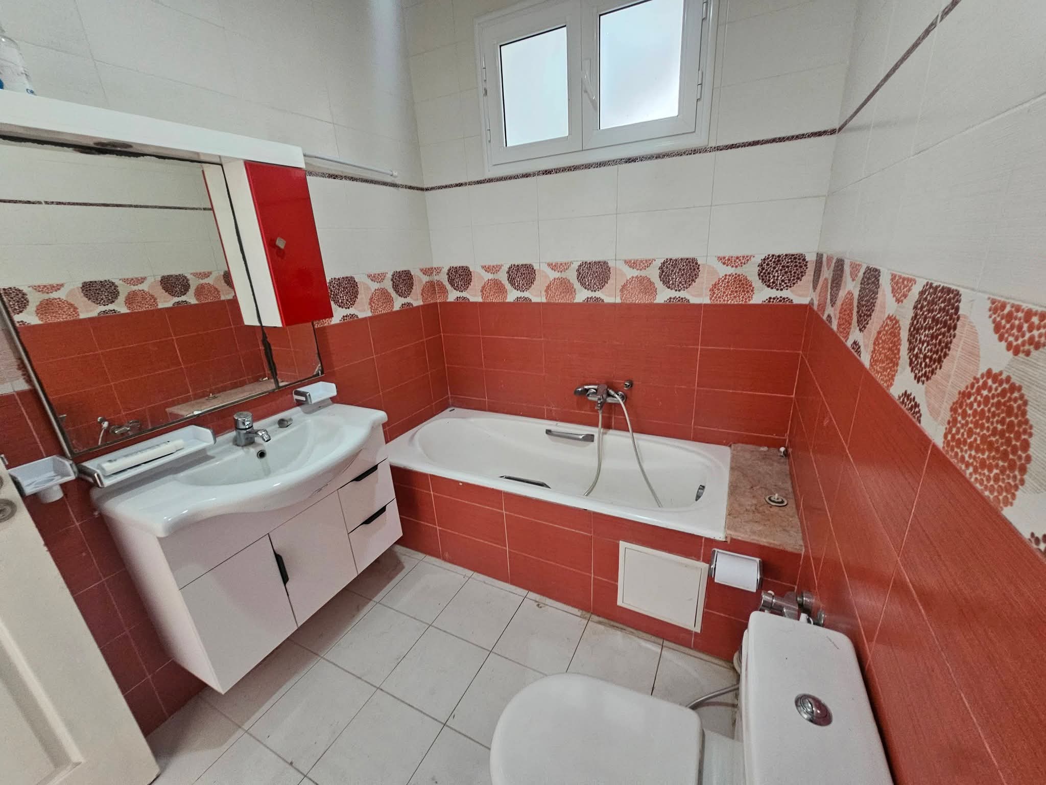 Mnihla&nbsp;Jardins d'el Menzah&nbsp;Location&nbsp;Appart. 5 pi�ces+&nbsp;Etage de villa s4 1800d jardin del menzah 2