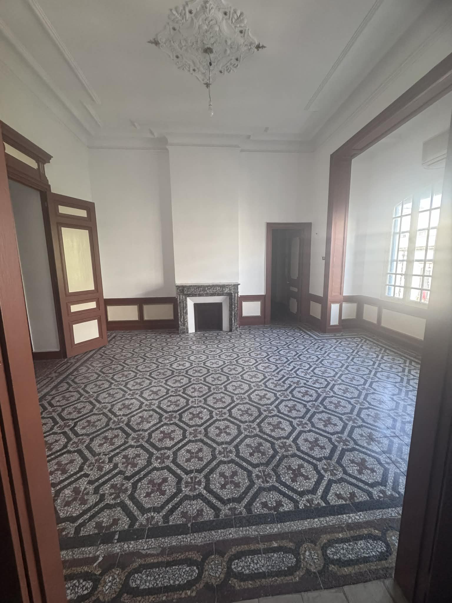 Bab Bhar&nbsp;Bab Bhar&nbsp;Vente&nbsp;Appart. 5 pi�ces+&nbsp;Un grand appartement � la rue d'angleterre