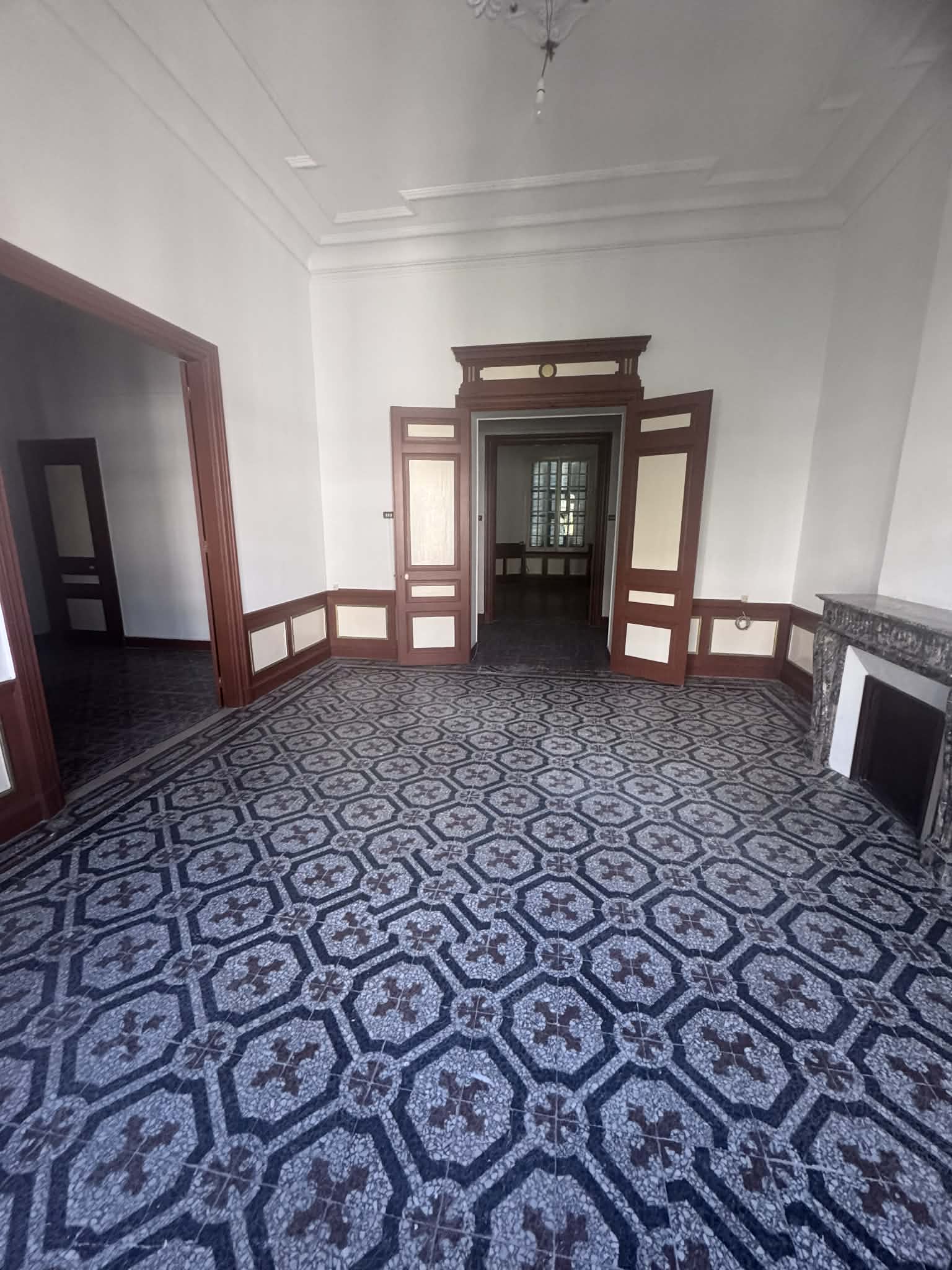 Bab Bhar&nbsp;Bab Bhar&nbsp;Vente&nbsp;Appart. 5 pi�ces+&nbsp;Un grand appartement � la rue d'angleterre