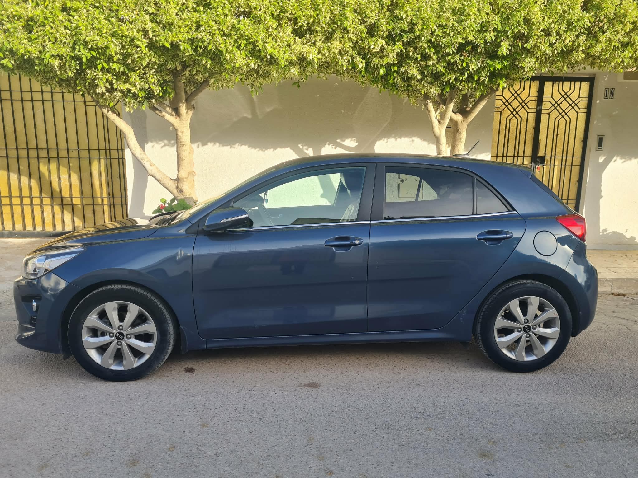 Ezzahra&nbsp;Ezzahra&nbsp;Kia&nbsp;Rio&nbsp;Kia rio  premi�re main femme m�decin  tr�s propre