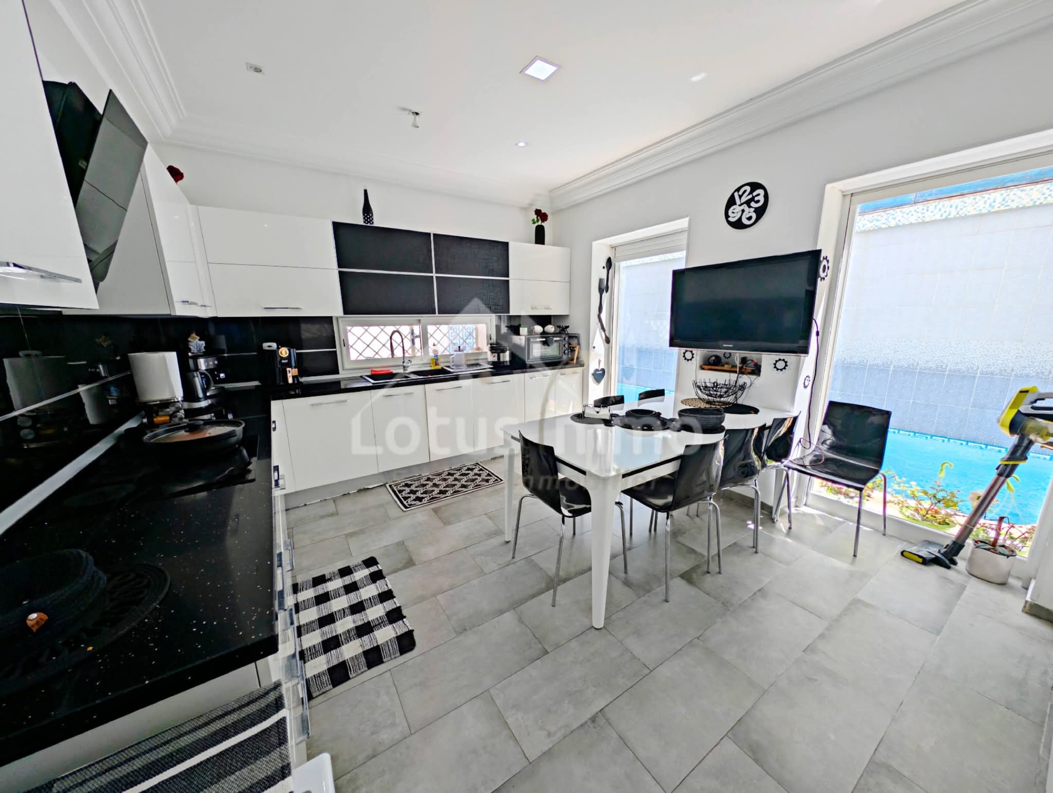 Ariana Ville&nbsp;Riadh Landlous&nbsp;Vente&nbsp;Maisons&nbsp;Villa jumel�e d'un c�t� avec piscine