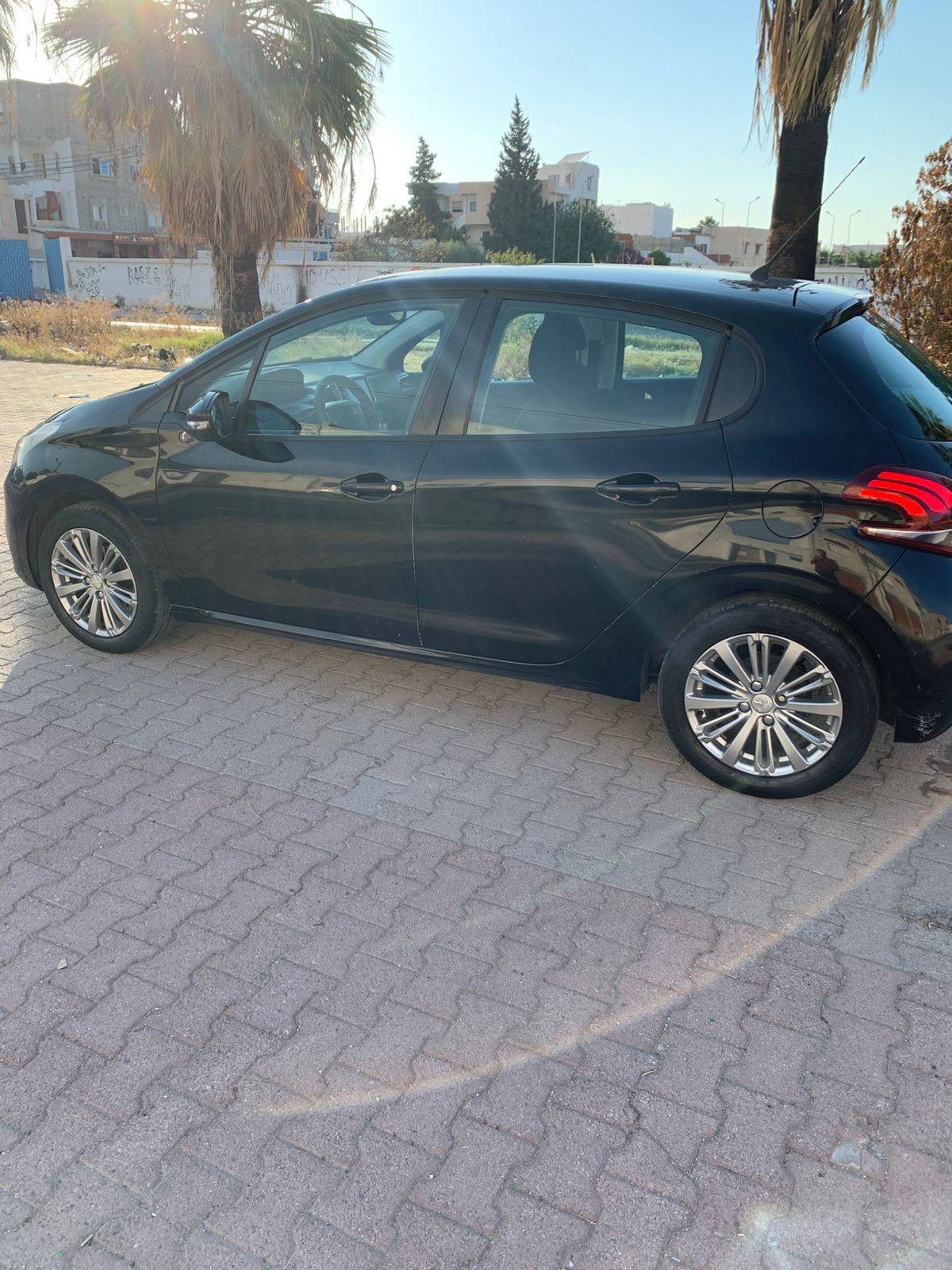 Ezzouhour (Tunis)&nbsp;Cite Ezzouhour&nbsp;Peugeot&nbsp;208&nbsp;208 en bon etat
