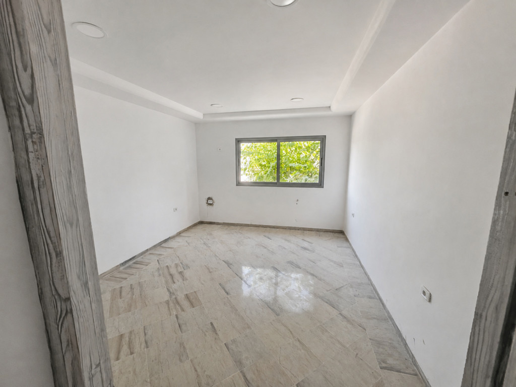 Fouchana&nbsp;Zone Industrielle El Meghira&nbsp;Bureaux & Commerces&nbsp;Fond de Commerce&nbsp;D�p�t de 1 100 m � � el mghira 3