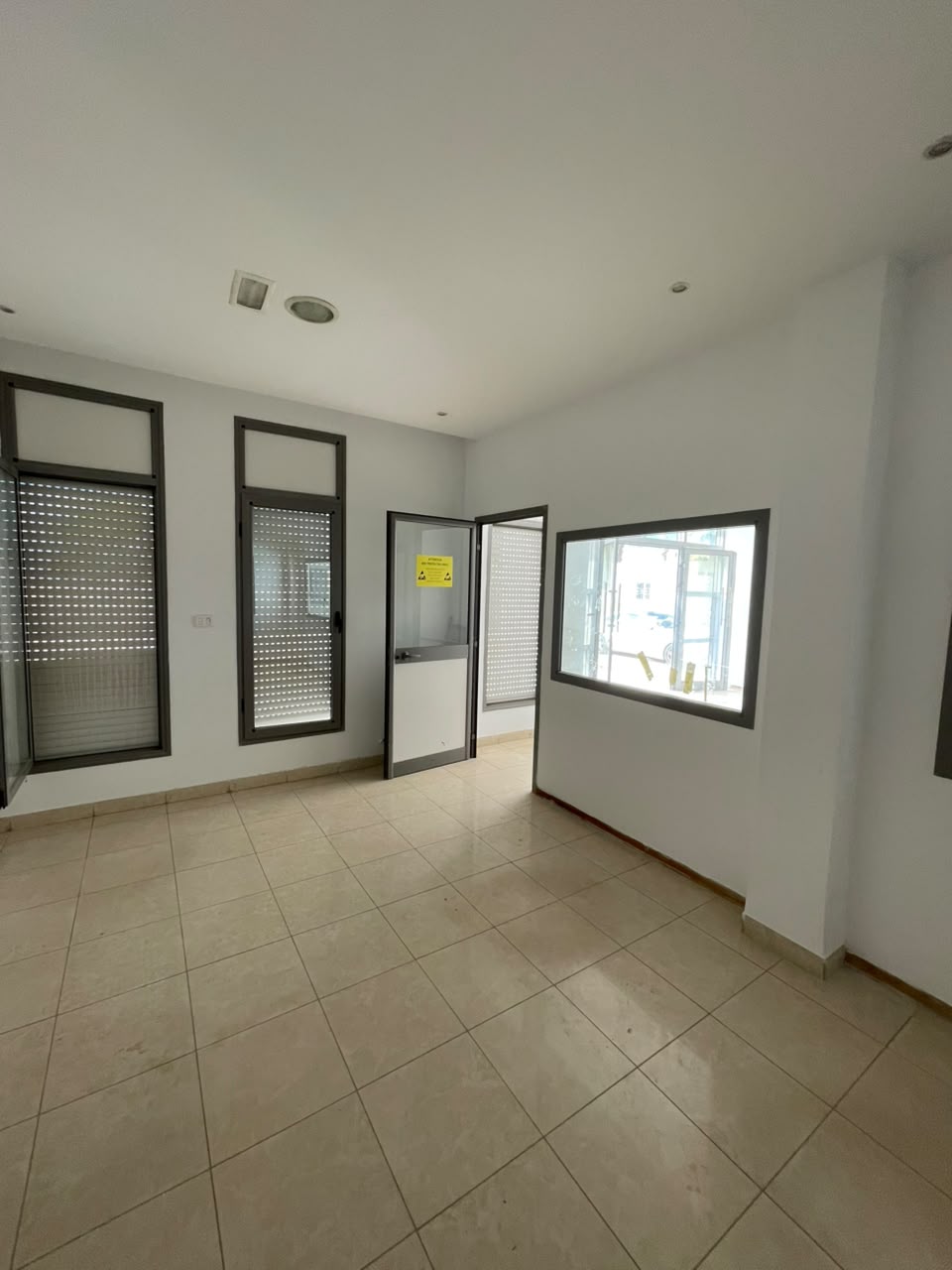 Ariana Ville&nbsp;Ariana&nbsp;Bureaux & Commerces&nbsp;Surfaces&nbsp;B�timent commercial � la technopole de chotrana