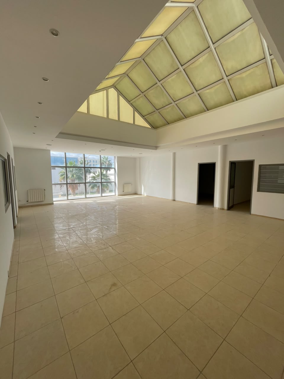 Ariana Ville&nbsp;Ariana&nbsp;Bureaux & Commerces&nbsp;Surfaces&nbsp;B�timent commercial � la technopole de chotrana