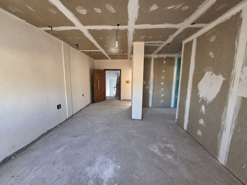El Mourouj&nbsp;Bir El Kassaa&nbsp;Bureaux & Commerces&nbsp;Bureau&nbsp;Bureau commercial � 80 m avec balcon